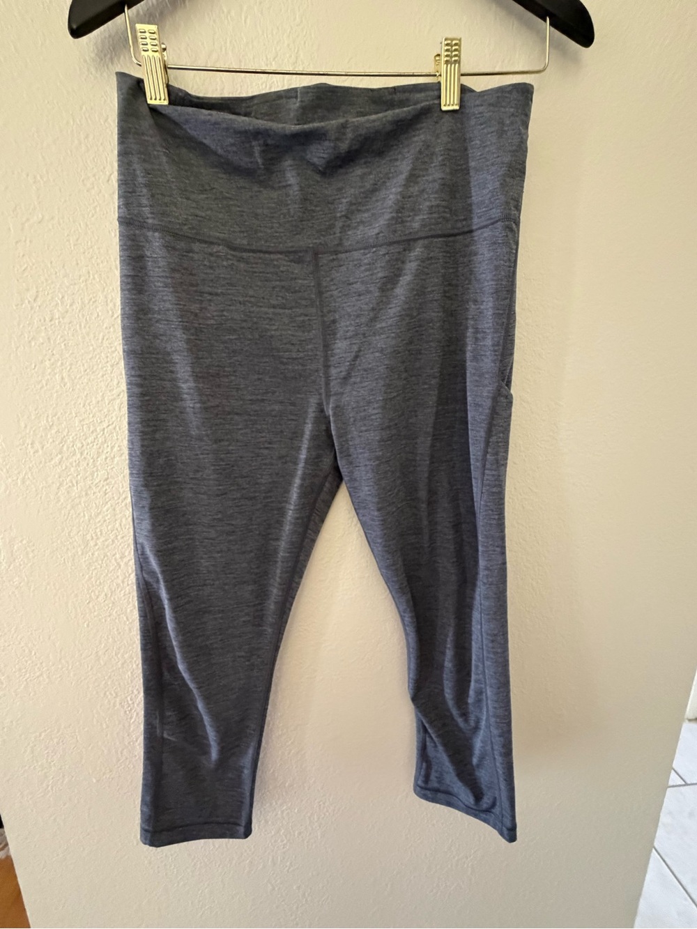 Athleta Heather Gray Capri Leggings